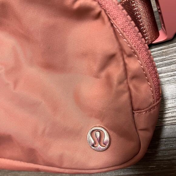 Lululemon Everywhere Belt Bag 1L Pink Pastel Crossbody Water Repellent Travel - Picture 5 of 9